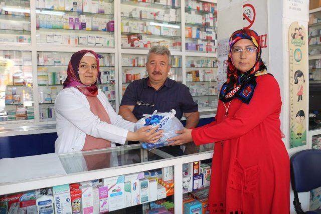 Annesinin ayağı kırıldı, engelliler i&ccedil;in mavi kapak toplamaya başladı 2