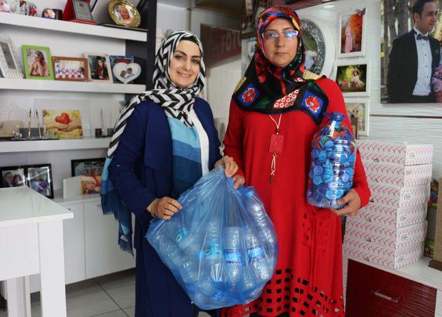 Annesinin ayağı kırıldı, engelliler i&ccedil;in mavi kapak toplamaya başladı 3