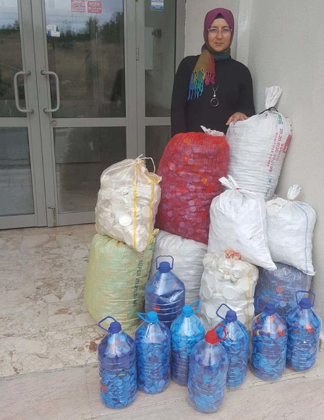 Annesinin ayağı kırıldı, engelliler i&ccedil;in mavi kapak toplamaya başladı 4