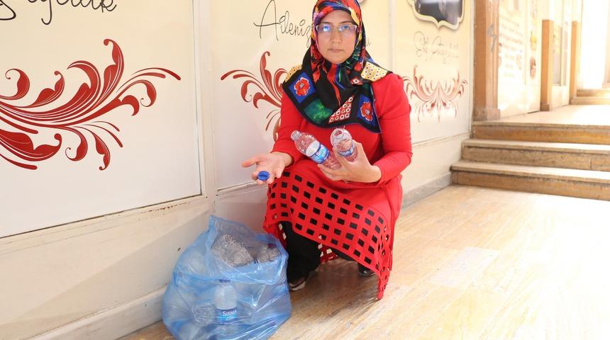 Annesinin ayağı kırıldı, engelliler i&ccedil;in mavi kapak toplamaya başladı