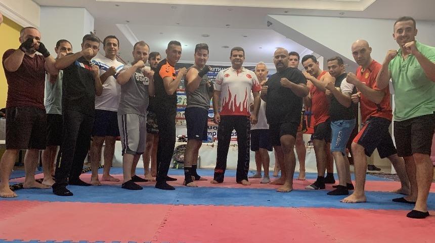 Kuşadası&rsquo;nda belediye zabıtası ve g&uuml;venlik personeline kick boxs dersi veriliyor