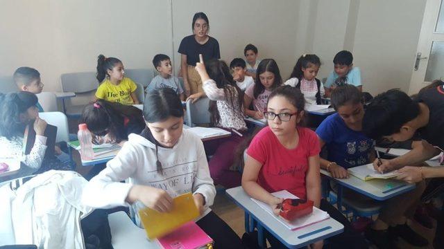 AIESEC gönüllüleri Halk Merkezlerinde çocuklara dünyayı tanıtıyor