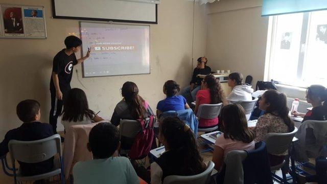 AIESEC gönüllüleri Halk Merkezlerinde çocuklara dünyayı tanıtıyor