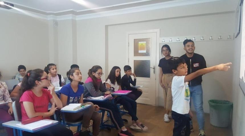 AIESEC gönüllüleri Halk Merkezlerinde çocuklara dünyayı tanıtıyor