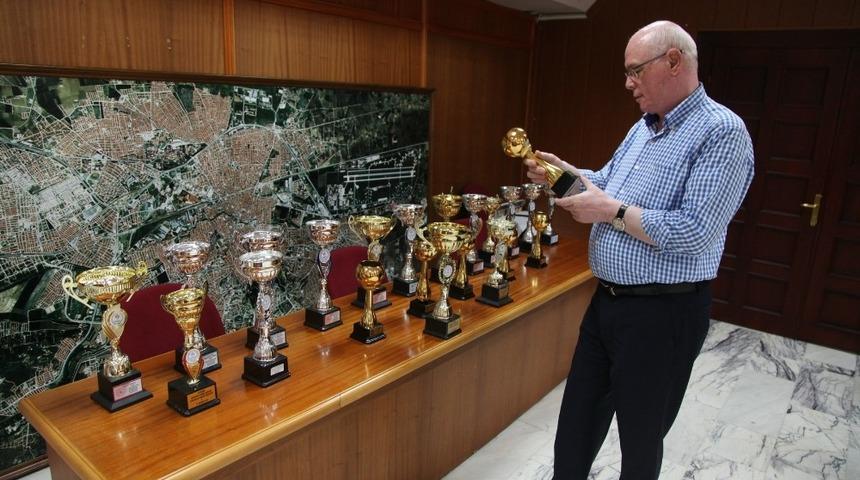 Gen&ccedil; atletler başarısını Kazım Kurt ile paylaştı