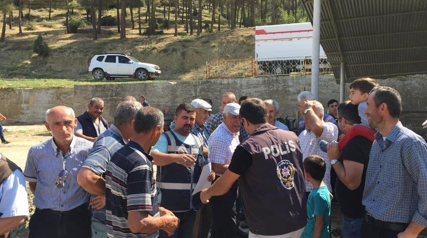Polis hayvan pazarındaki vatandaşları uyardı