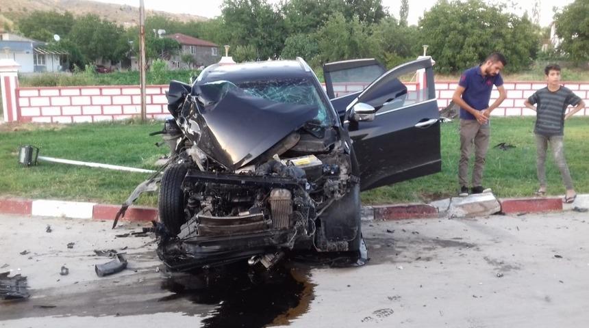 Otomobil park halindeki tıra &ccedil;arptı: 1 ağır yaralı