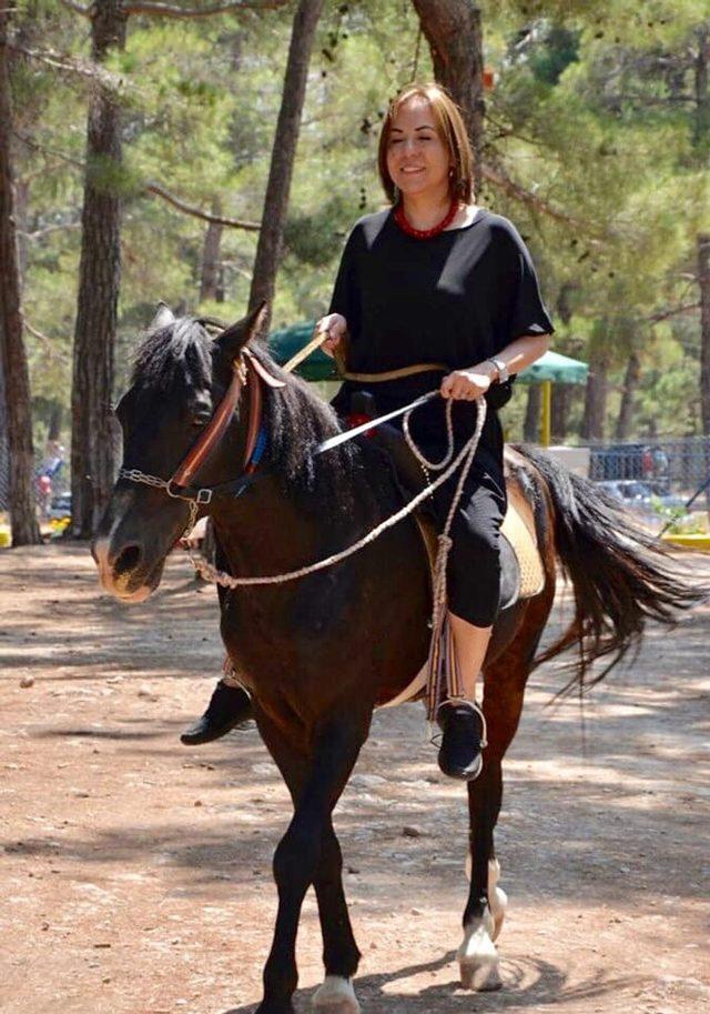 Milletvekili Yılmaz, at sırtında Uzuncaburç’u gezdi