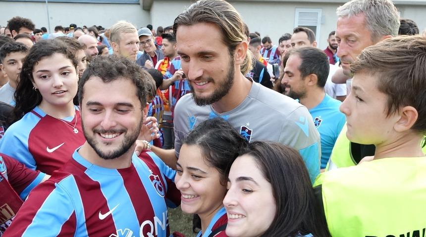 Yusuf Yazıcı transfer sorularına tebessüm ederek cevap veriyor