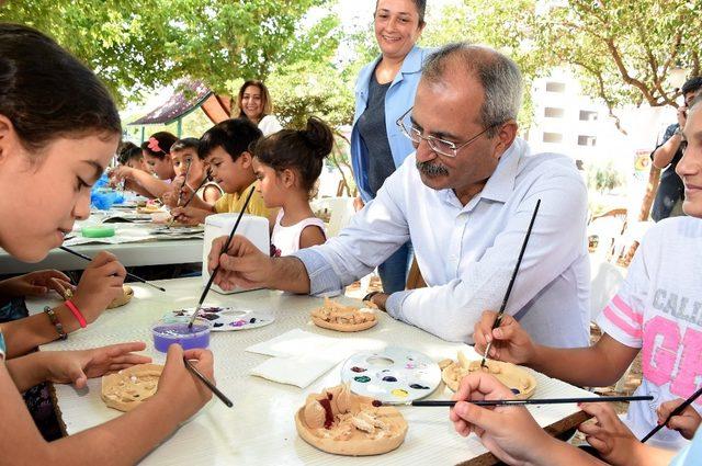 Başkan Bozdoğan, çocuklarla birlikte şarkı söyleyip, seramik boyadı