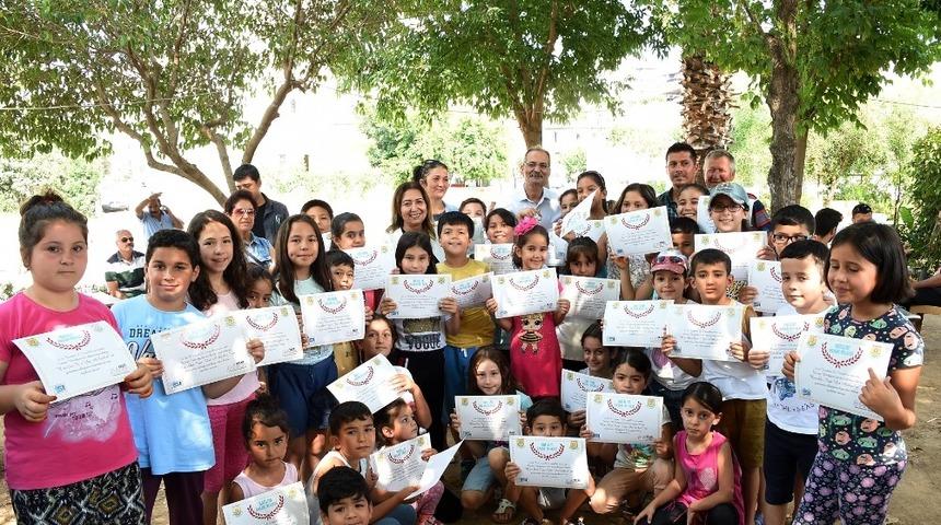 Başkan Bozdoğan, &ccedil;ocuklarla birlikte şarkı s&ouml;yleyip, seramik boyadı