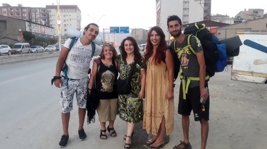 3 gezgin 53 g&uuml;nd&uuml;r otostop yaparak T&uuml;rkiye&rsquo;yi geziyor