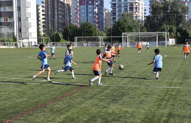 Çukurova’da geleceğin futbolcuları yetişiyor