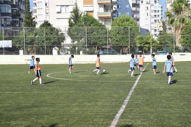 Çukurova’da geleceğin futbolcuları yetişiyor