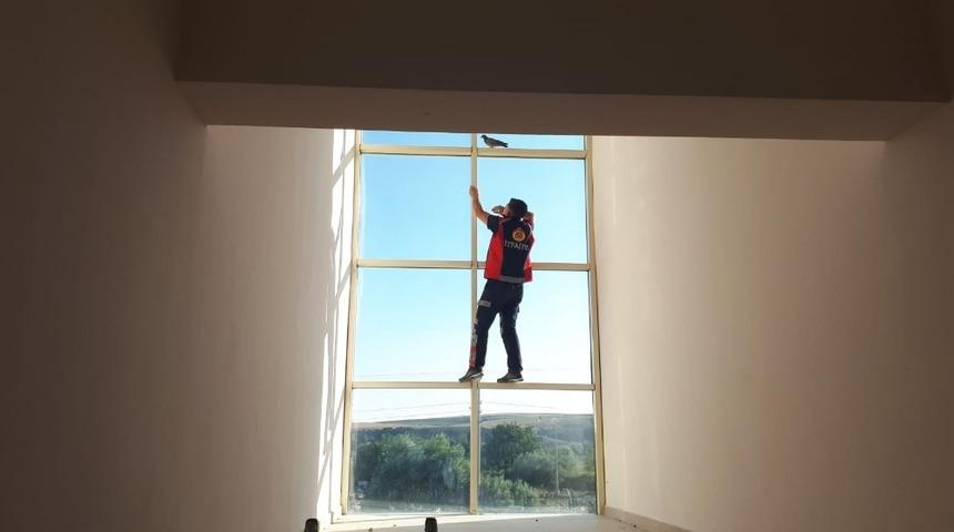 Lojmanda mahsur kalan g&uuml;vercini itfaiye kurtardı