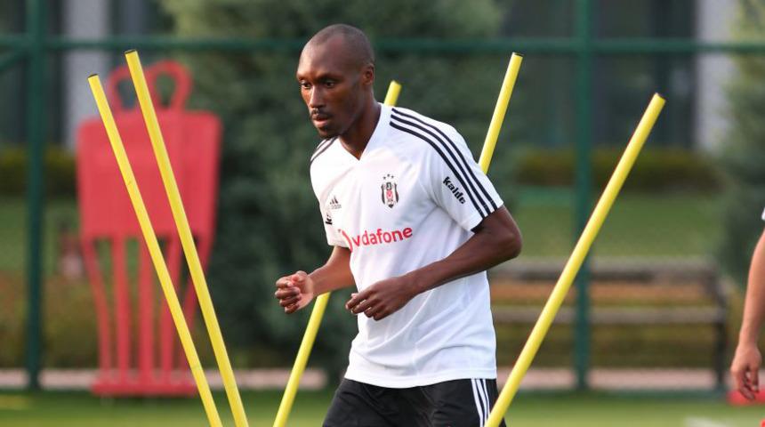 Atiba Hutchinson sakatlığı nedeniyle Avusturya kampından ayrıldı