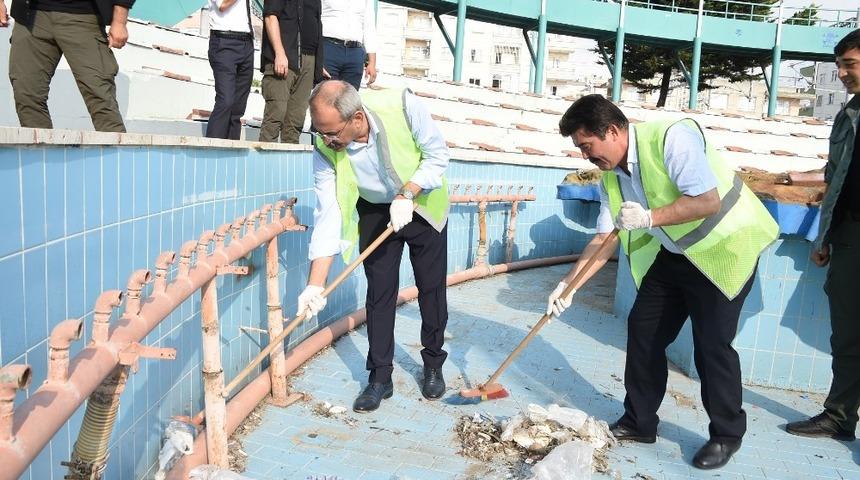 Başkan Bozdoğan farkındalık i&ccedil;in temizlik iş&ccedil;isi oldu