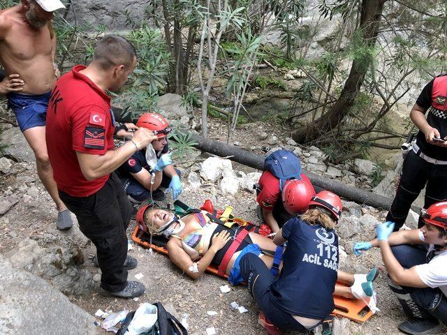 Kabak Koyunda kayalıklardan düşen kişiyi JAK kurtardı