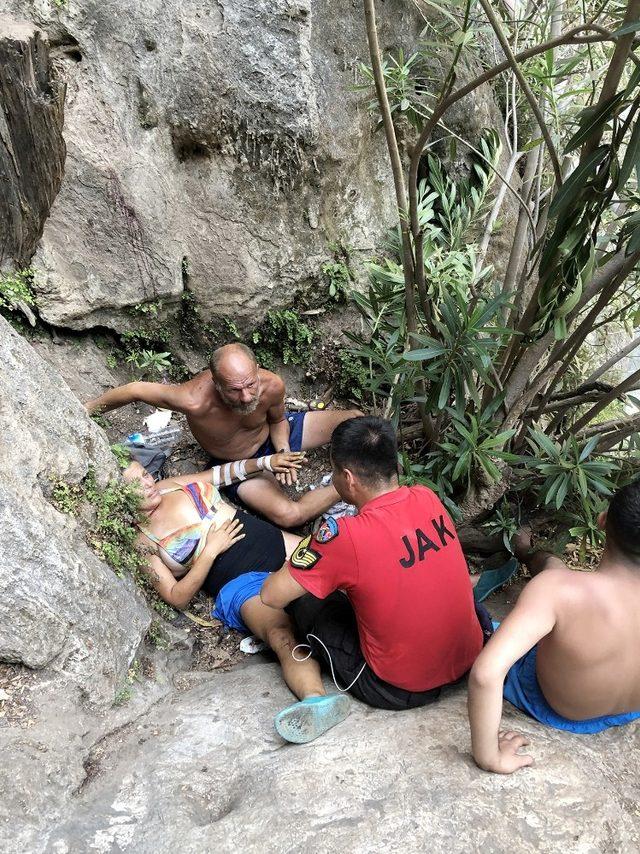 Kabak Koyunda kayalıklardan düşen kişiyi JAK kurtardı