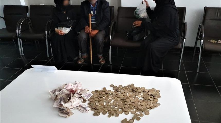 Zabıta ekipleri &uuml;&ccedil; dilencinin &uuml;zerinden &ccedil;ıkan 375 liraya el koydu