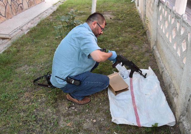 Polisten kaçarken attığı çuvaldan Kalaşnikof çıkan şüpheli tutuklandı