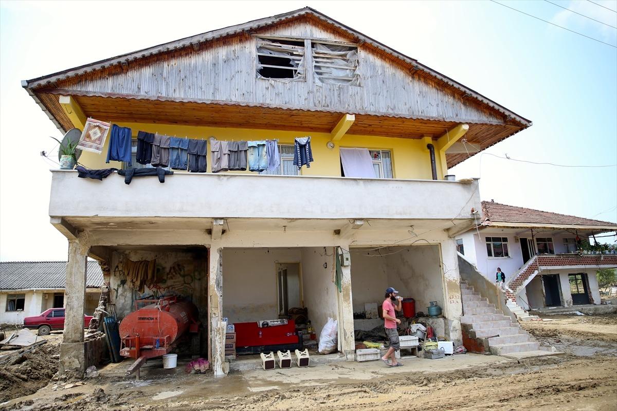 'O g&uuml;n&uuml;n uğultusu hala kulaklarımda'