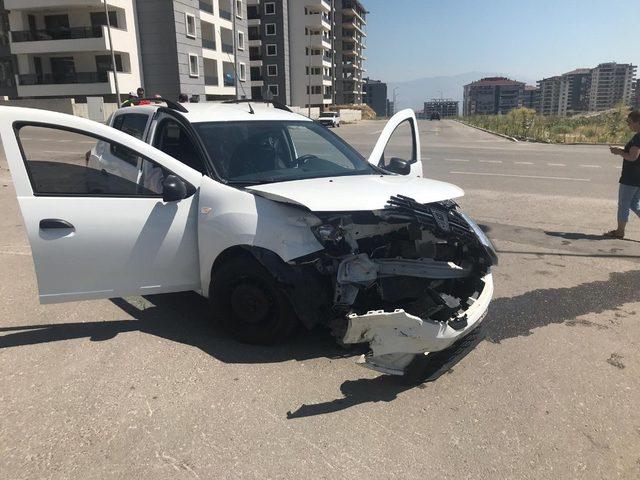 Otomobiller kafa kafaya çarpıştı: 2 yaralı 1