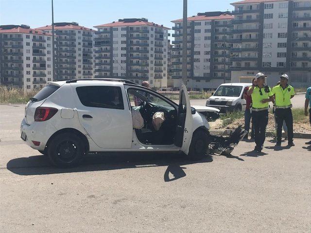 Otomobiller kafa kafaya çarpıştı: 2 yaralı 2