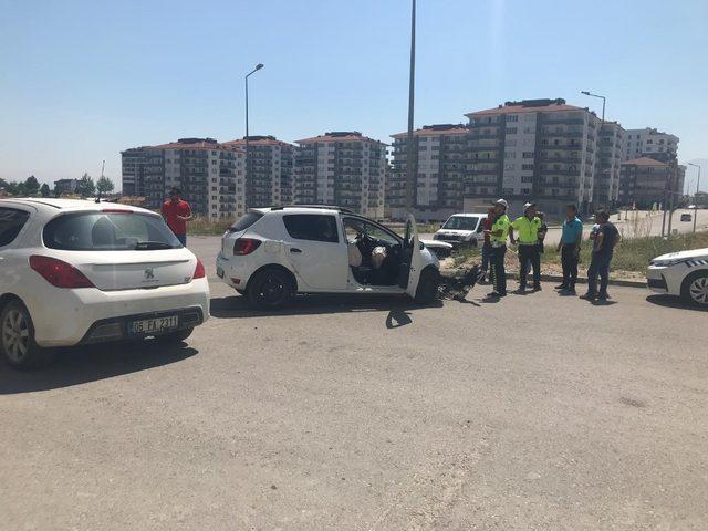 Otomobiller kafa kafaya çarpıştı: 2 yaralı 3