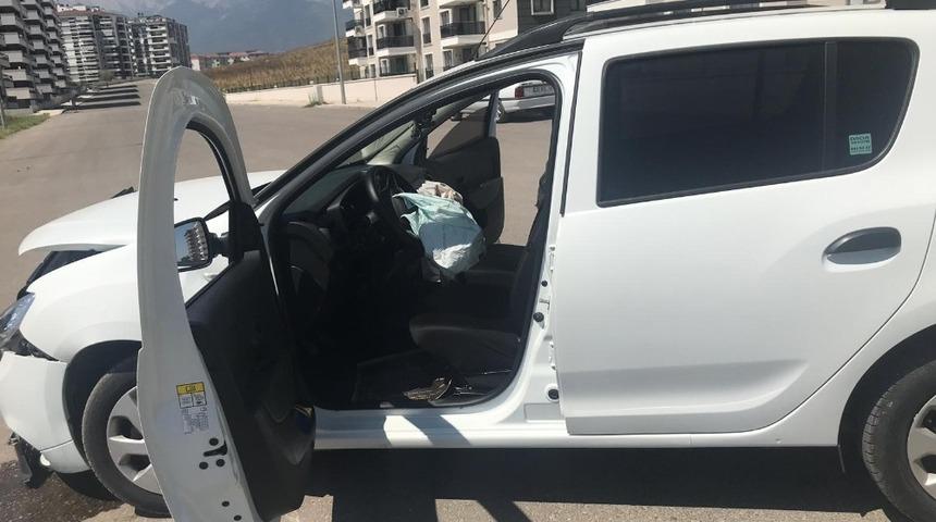 Otomobiller kafa kafaya &ccedil;arpıştı: 2 yaralı