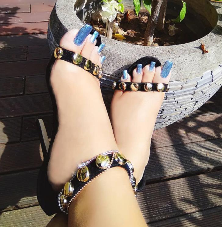 Uzun tırnak trendi ayaklara sıçradı! Kadınlar bu kez el değil ayak tırnaklarını uzatıyor G2