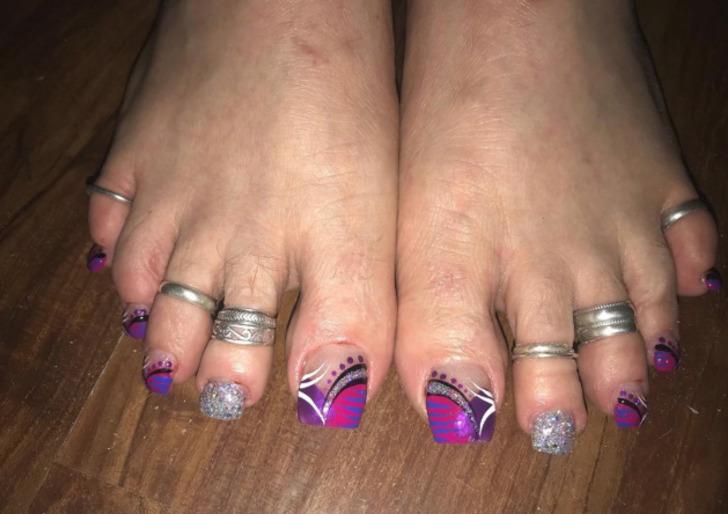 Uzun tırnak trendi ayaklara sıçradı! Kadınlar bu kez el değil ayak tırnaklarını uzatıyor G3