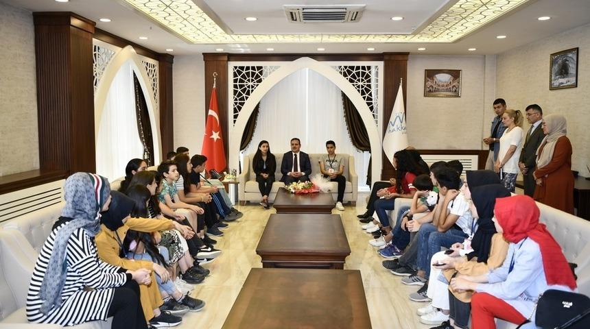 Kocaeli&rsquo;den gelen &ouml;rencilerden Vali Akbyık&rsquo;a ziyaret