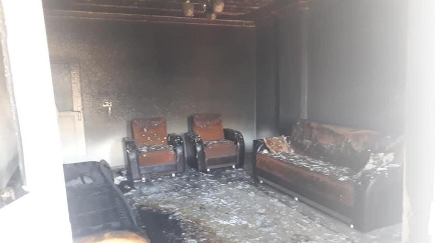 Yangın evi k&uuml;le &ccedil;evirdi