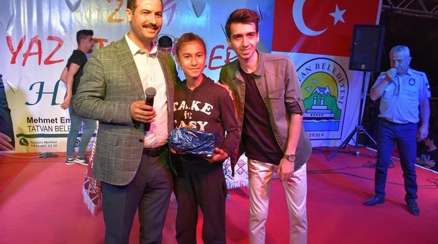 Başkan Geylani’den Sultan’a anlamlı hediye