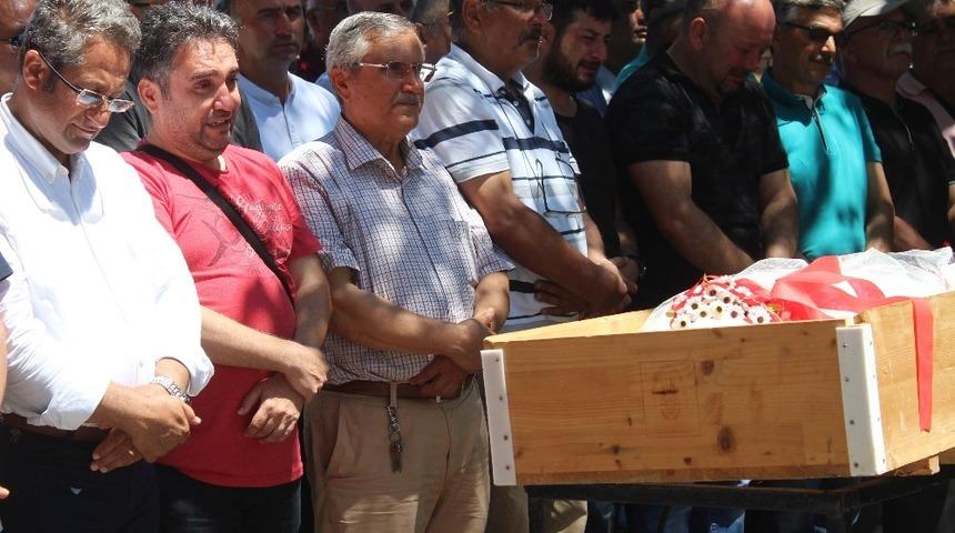 Kansere yenik d&uuml;şen gen&ccedil; akademisyen son yolculuğuna uğurlandı