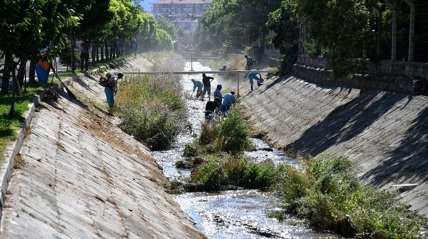 Isparta Belediyesinden kanal temizliği