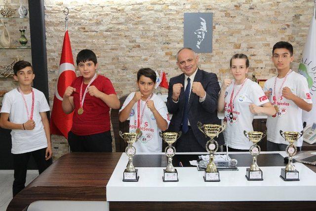 Başkan Öztürk, Muaythaı’cı Sporcuları Kabul Etti