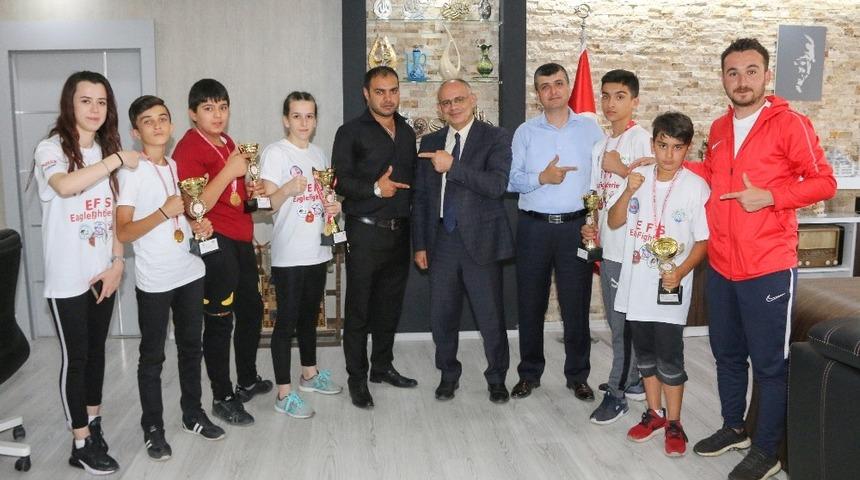 Başkan &Ouml;zt&uuml;rk, Muaythaı&rsquo;cı Sporcuları Kabul Etti