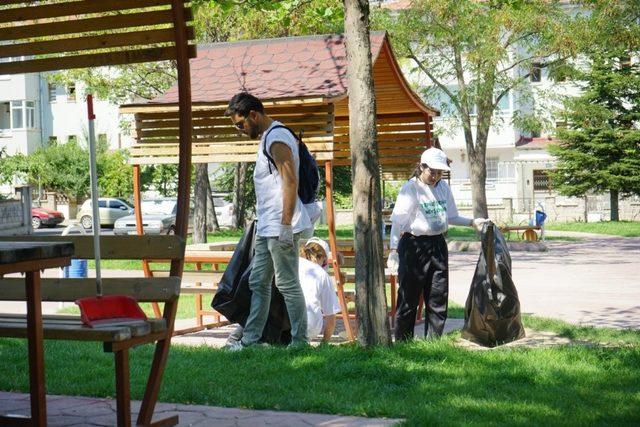 Dünyanın çeşitli ülkelerinden gelen gençler Nevşehir’de parkları temizledi