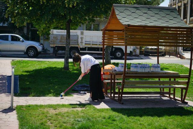 Dünyanın çeşitli ülkelerinden gelen gençler Nevşehir’de parkları temizledi