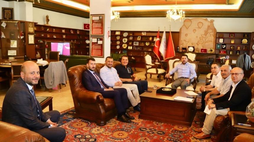 &Uuml;nl&uuml; sanat&ccedil;ı Mithat K&ouml;rler, Belediye Başkanı Rasim Arı&rsquo;yı ziyaret etti