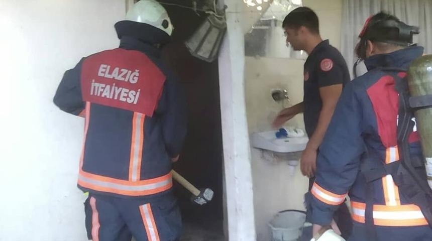 Elazığ&rsquo;da ev yangını