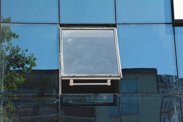 Kaldırımda yürürken iş merkezinden başına cam düştü