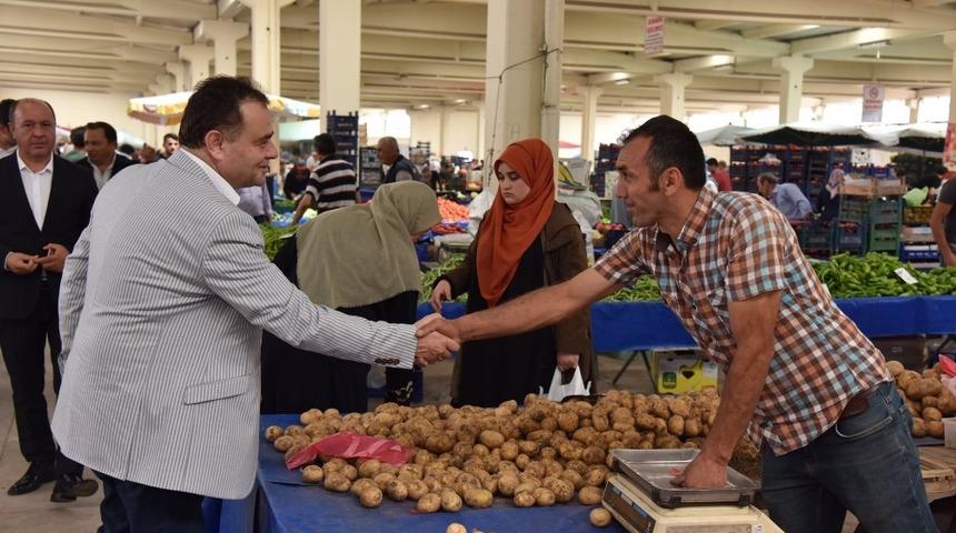 Başkan Şahin pazar esnafı ile bir araya geldi