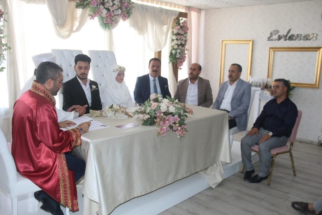 Edremit&rsquo;te dini ve resmi nikah aynı anda kıyıldı