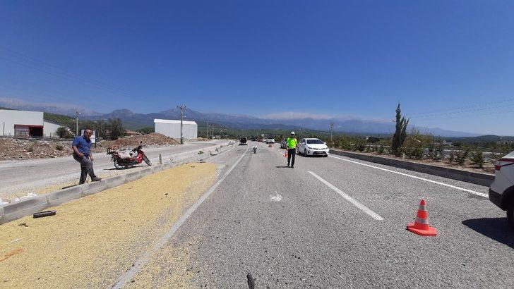 Lastiği patlayan kamyonet devrildi; 3  Yaralı G2