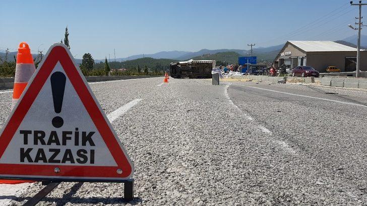 Lastiği patlayan kamyonet devrildi; 3  Yaralı G3