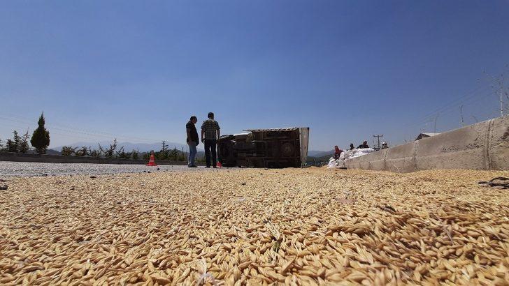 Lastiği patlayan kamyonet devrildi; 3  Yaralı G4