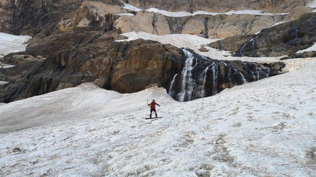 Cilo Dağı’ndaki buzullarda snowboard gösterisi